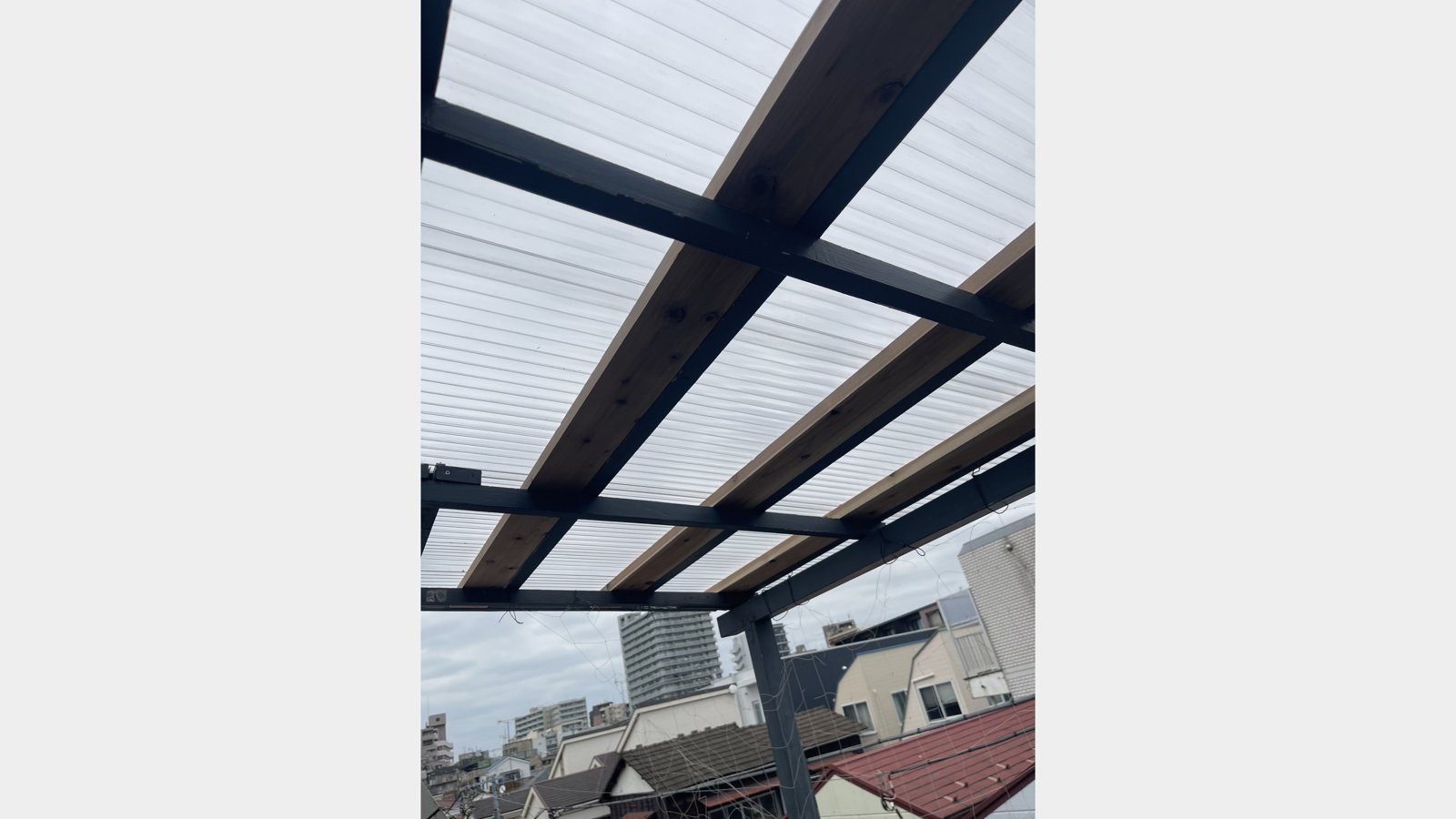 3階バルコニーの波板屋根の張り替え工事