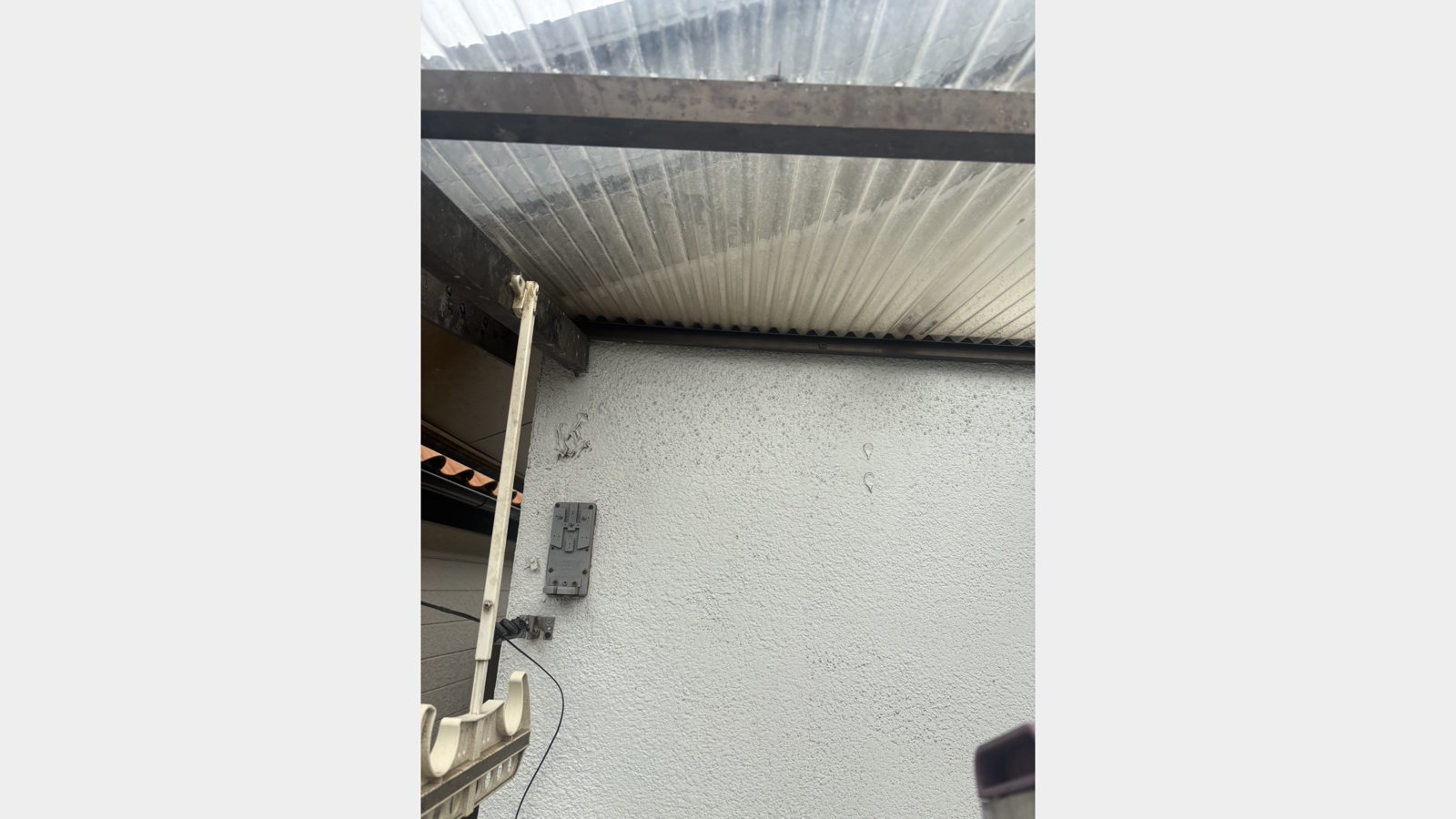 ベランダ屋根の波板の付け直し工事